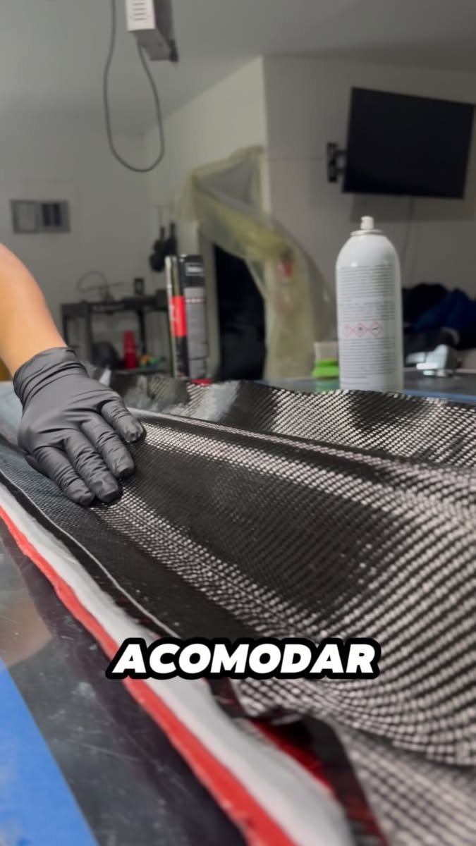 Facebook Reel: laminado de fibra de carbono