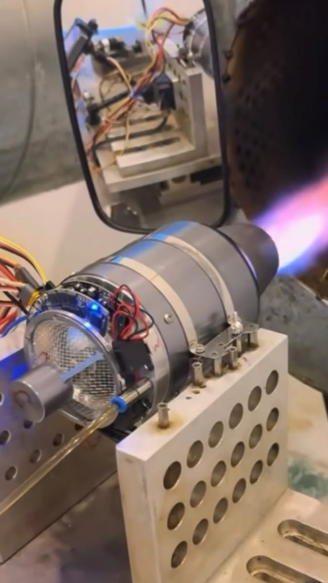 Facebook Reel: microturbina de reacción en banco de pruebas