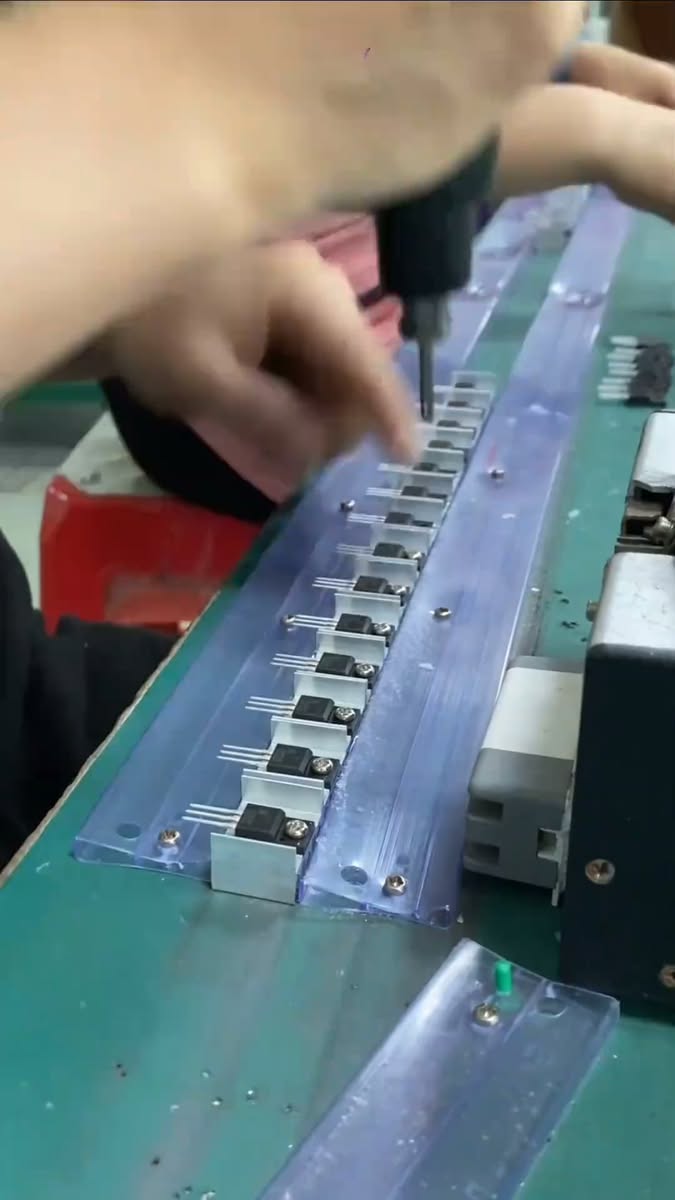 Facebook Reel: fábrica de PCBA a máxima producción