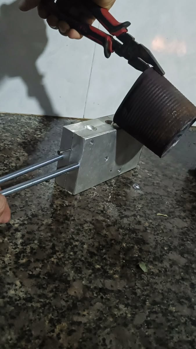 Facebook Reel: repujado de metal por rotación
