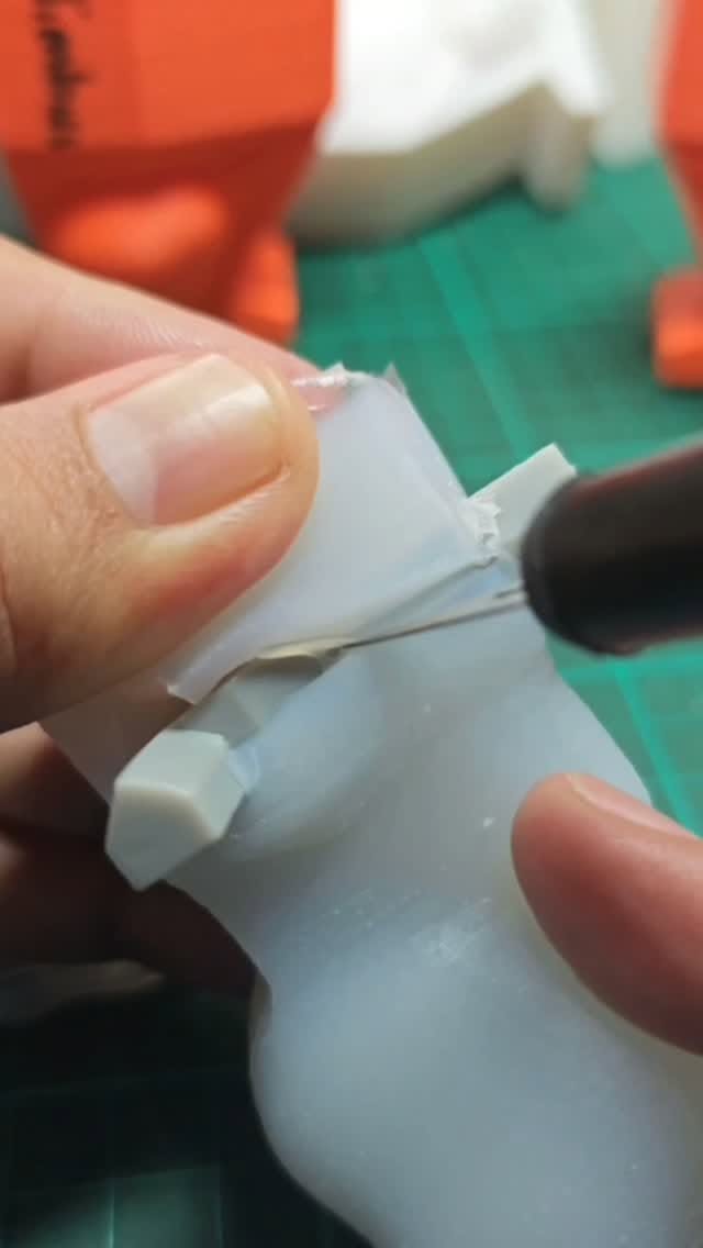 Facebook Reel: moldeo de silicona para colada de resina