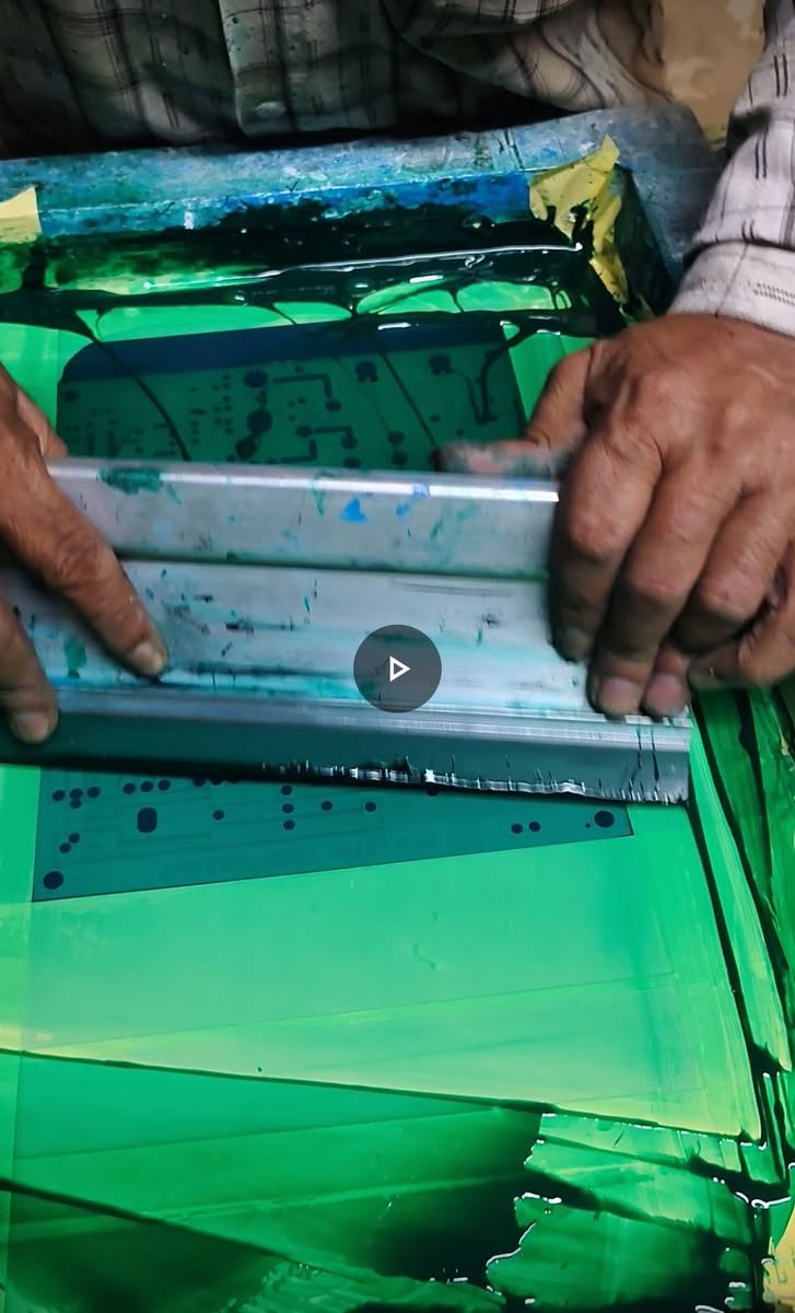 Facebook Reel: PCB de amplificador: limpieza de cobre y máscara verde