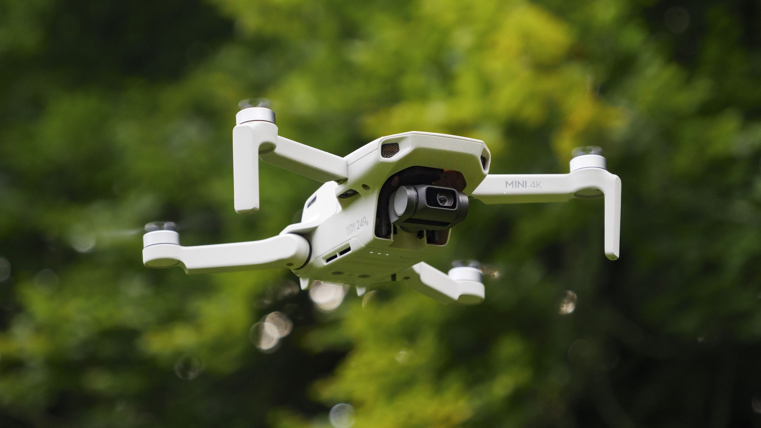 Drone DJI volando cerca de una zona urbana